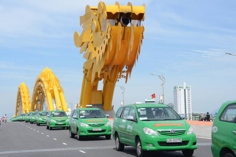 Taxi cũng là một lựa chọn phổ biến để di chuyển Taxi cũng là một lựa chọn phổ biến để di chuyển
