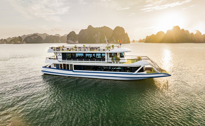Hầu hết các du thuyền Hạ Long đón khách tại cảng tàu Tuần Châu Hầu hết các du thuyền Hạ Long đón khách tại cảng tàu Tuần Châu
