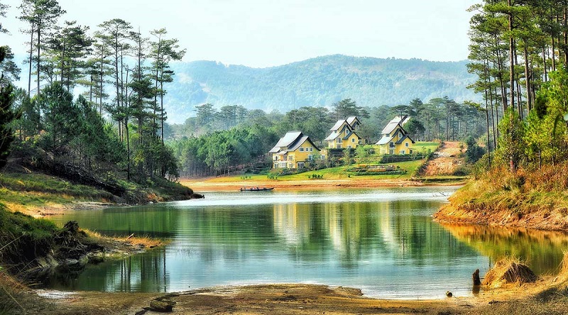 Ngỡ ng&agrave;ng trước vẻ đẹp trong vắt của Hồ Tuyền L&acirc;m