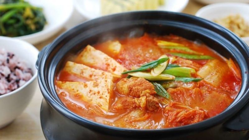 Canh kim chi nóng hổi, ấm bụng cho những ngày se lạnh dạo chơi ở Hàn Quốc Canh kim chi nóng hổi, ấm bụng cho những ngày se lạnh dạo chơi ở Hàn Quốc