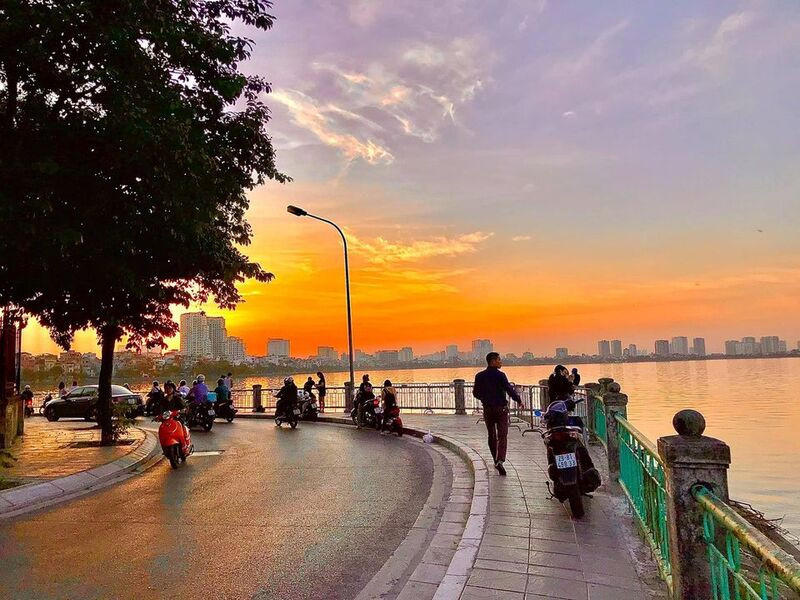 Đạp xe Hồ T&acirc;y v&agrave;o những chiều thu lộng gi&oacute;