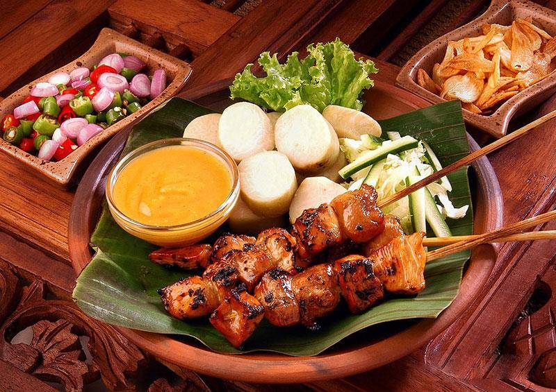 Thịt xi&ecirc;n nướng đường phố Bali  Salad kết hợp rau v&agrave; dừa