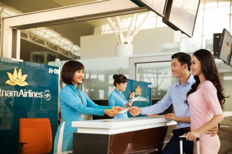 Mua v&eacute; m&aacute;y bay tại h&atilde;ng