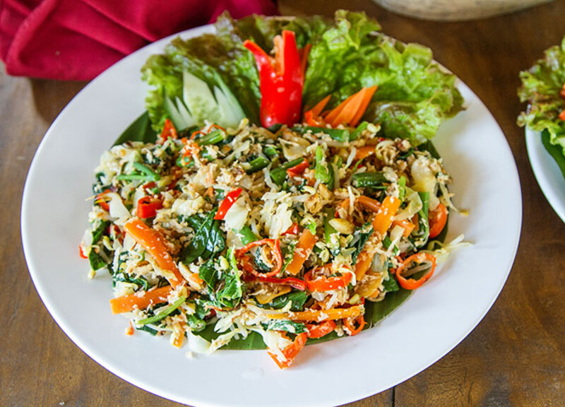 Salad kết hợp rau v&agrave; dừa