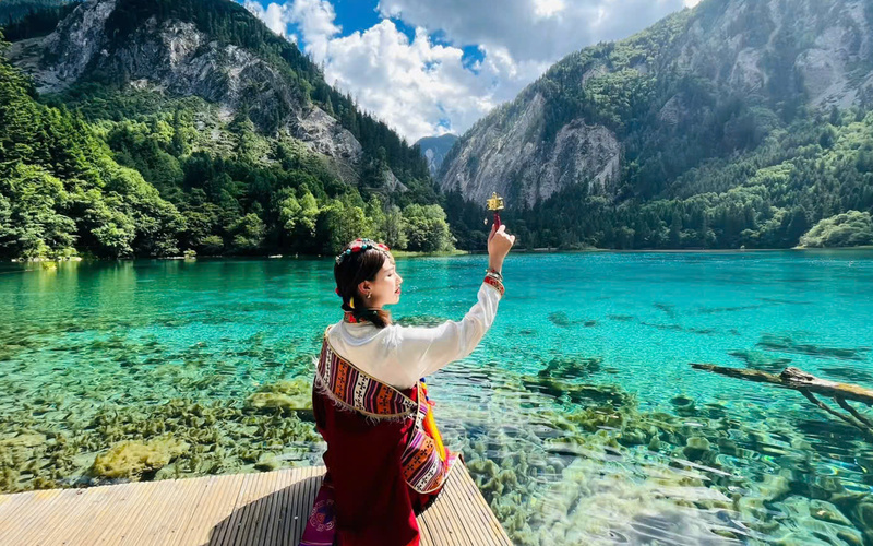 Du khách trải nghiệm trang phục của người Tạng Du khách trải nghiệm trang phục của người Tạng