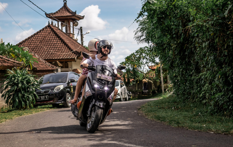 Du khách khám phá Bali bằng xe máy Du khách khám phá Bali bằng xe máy
