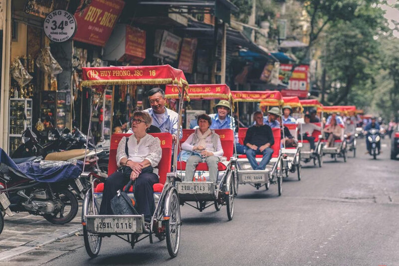 Dạo phố cổ H&agrave; Nội bằng x&iacute;ch l&ocirc;