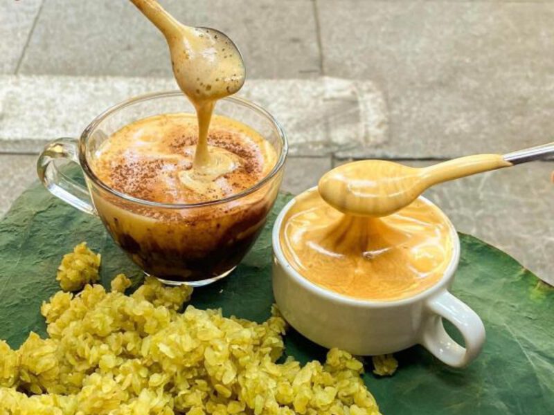 Nhâm nhi cà phê trứng và cốm Hà Nội mùa thu Nhâm nhi cà phê trứng và cốm Hà Nội mùa thu