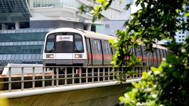 Giữ g&igrave;n vệ sinh bằng c&aacute;ch kh&ocirc;ng ăn uống tr&ecirc;n t&agrave;u điện