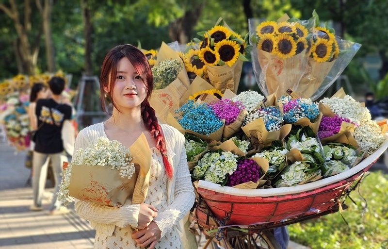 Hà Nội mùa thu luôn mang vẻ lãng mạn hơn bao giờ hết Hà Nội mùa thu luôn mang vẻ lãng mạn hơn bao giờ hết