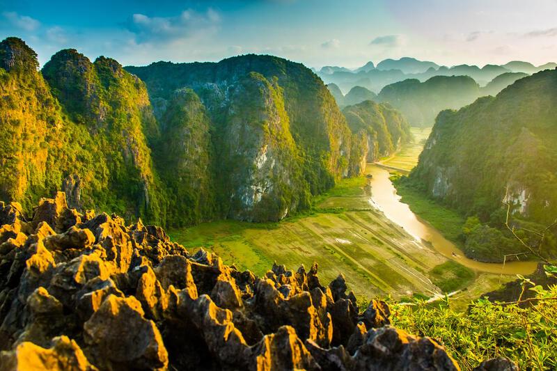 Tam Cốc nh&igrave;n từ đỉnh Hang M&uacute;a