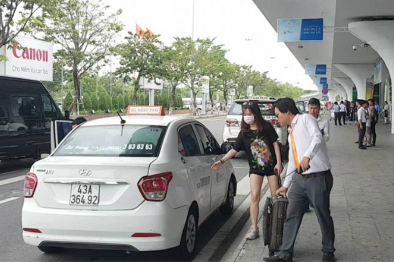 Di chuyển bằng dịch vụ đưa đón sân bay của khách sạn Di chuyển bằng dịch vụ đưa đón sân bay của khách sạn