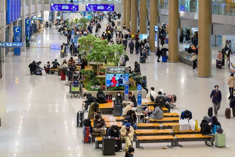 B&ecirc;n trong s&acirc;n bay c&oacute; hệ thống t&agrave;u điện gi&uacute;p h&agrave;nh kh&aacute;ch di chuyển tiện lợi
