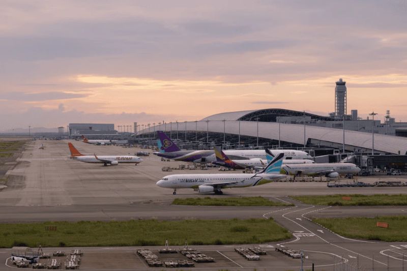 Tại sao khi đặt v&eacute; m&aacute;y bay phải trả th&ecirc;m thuế ph&iacute;?
