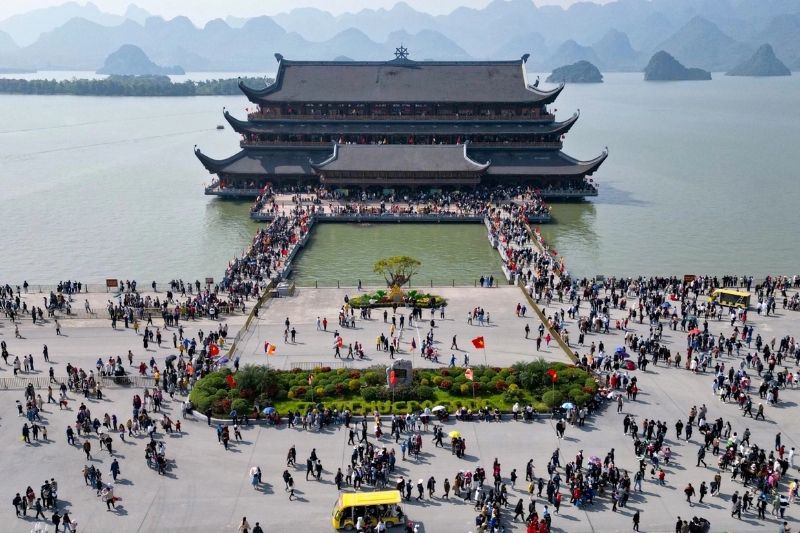 Ng&ocirc;i ch&ugrave;a lớn giữa non nước hữu t&igrave;nh&nbsp;Tam Ch&uacute;c