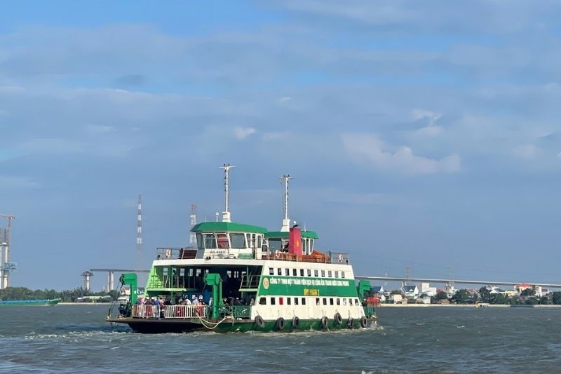 Di chuyển qua phà Bình Khánh để đến Cần Giờ Di chuyển qua phà Bình Khánh để đến Cần Giờ