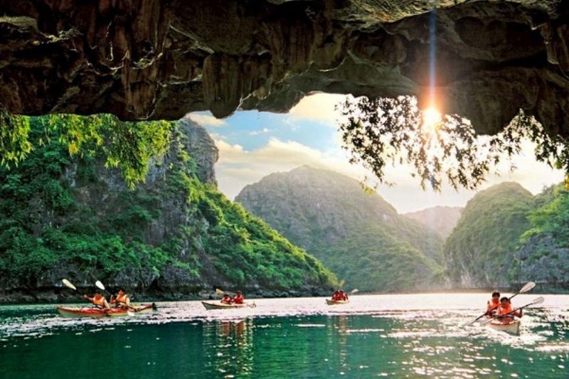 Ch&egrave;o kayak tại Hang Luồn