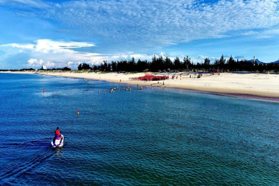 V&ocirc; số b&atilde;i biển xanh ngắt, mang vẻ đẹp hoang sơ