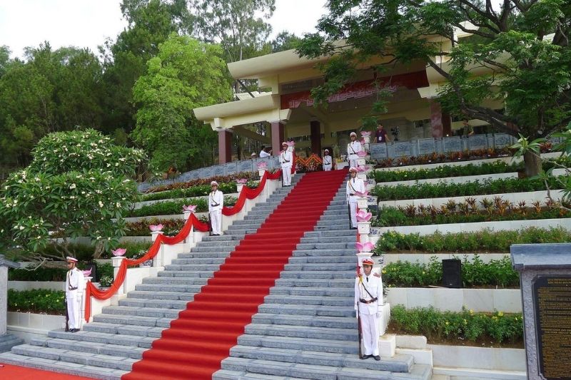 Mộ bà Hoàng Thị Loan Mộ bà Hoàng Thị Loan