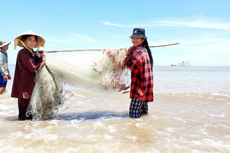 Kh&aacute;m ph&aacute; vẻ đẹp tự nhi&ecirc;n của b&atilde;i biển Thạnh Ph&uacute;