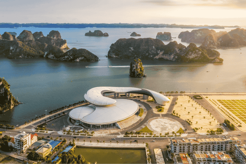 Thành phố Quảng Ninh là nơi tập trung nhiều danh lam thắng cảnh đẹp của Việt Nam Thành phố Quảng Ninh là nơi tập trung nhiều danh lam thắng cảnh đẹp của Việt Nam