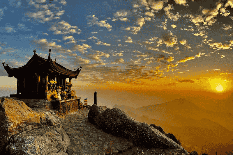 Đỉnh núi Yên Tử linh thiêng Đỉnh núi Yên Tử linh thiêng