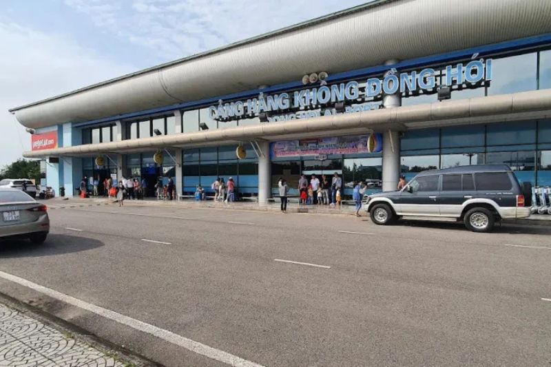 Di chuyển bằng m&aacute;y bay từ H&agrave; Nội đến Quảng B&igrave;nh