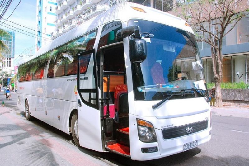 Di chuyển bằng xe limousine / xe khách Di chuyển bằng xe limousine / xe khách