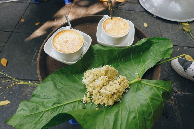 Thưởng thức c&agrave; ph&ecirc; & x&ocirc;i cốm tại H&agrave; Nội