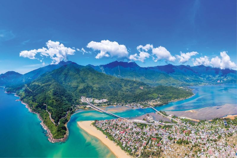 Du kh&aacute;ch sẽ bắt gặp vịnh Lăng C&ocirc; khi di chuyển Đ&agrave; Nẵng - Quảng B&igrave;nh